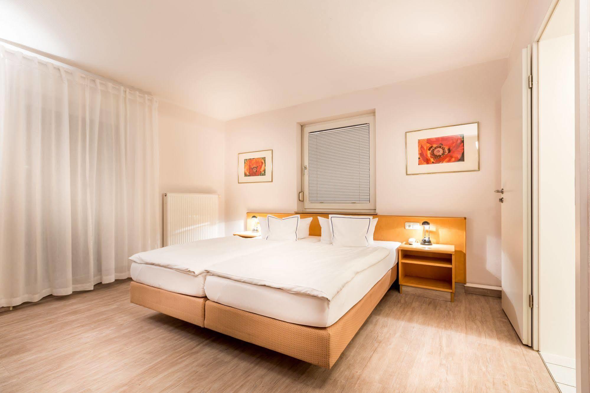 Hotel Am Rokokogarten Veitshochheim Bagian luar foto